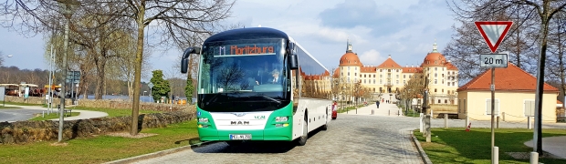 grün weißer Bus Linie M vor dem Schloss Moritzburg